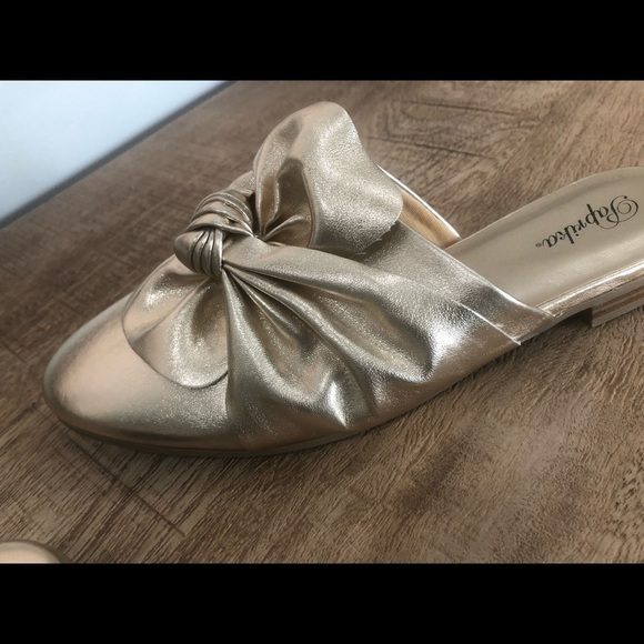 Classic Move Gold Slip On Loafers - Size 8 - Picture 10 of 14
